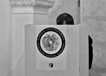 Армения проводит выборы в парламент, лишая права голоса сотни тысяч своих граждан
