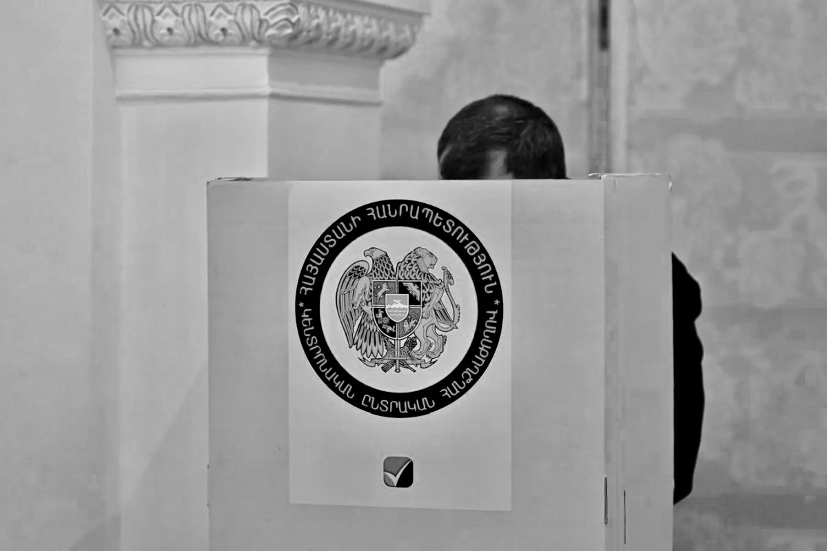 Армения проводит выборы в парламент, лишая права голоса сотни тысяч своих граждан