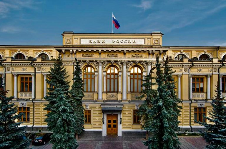 Рубль под давлением санкций: доллар закрепился выше 84 рублей