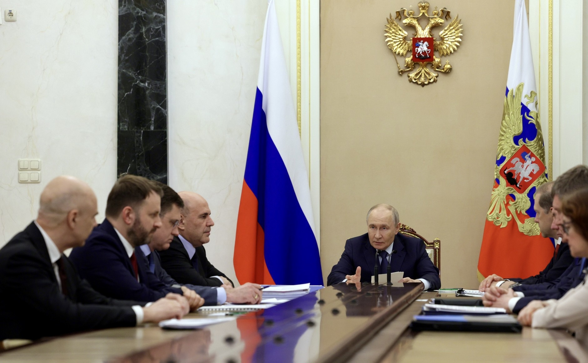 Рубль падает, нефть дорожает — Путин ищет способы поддержать регионы