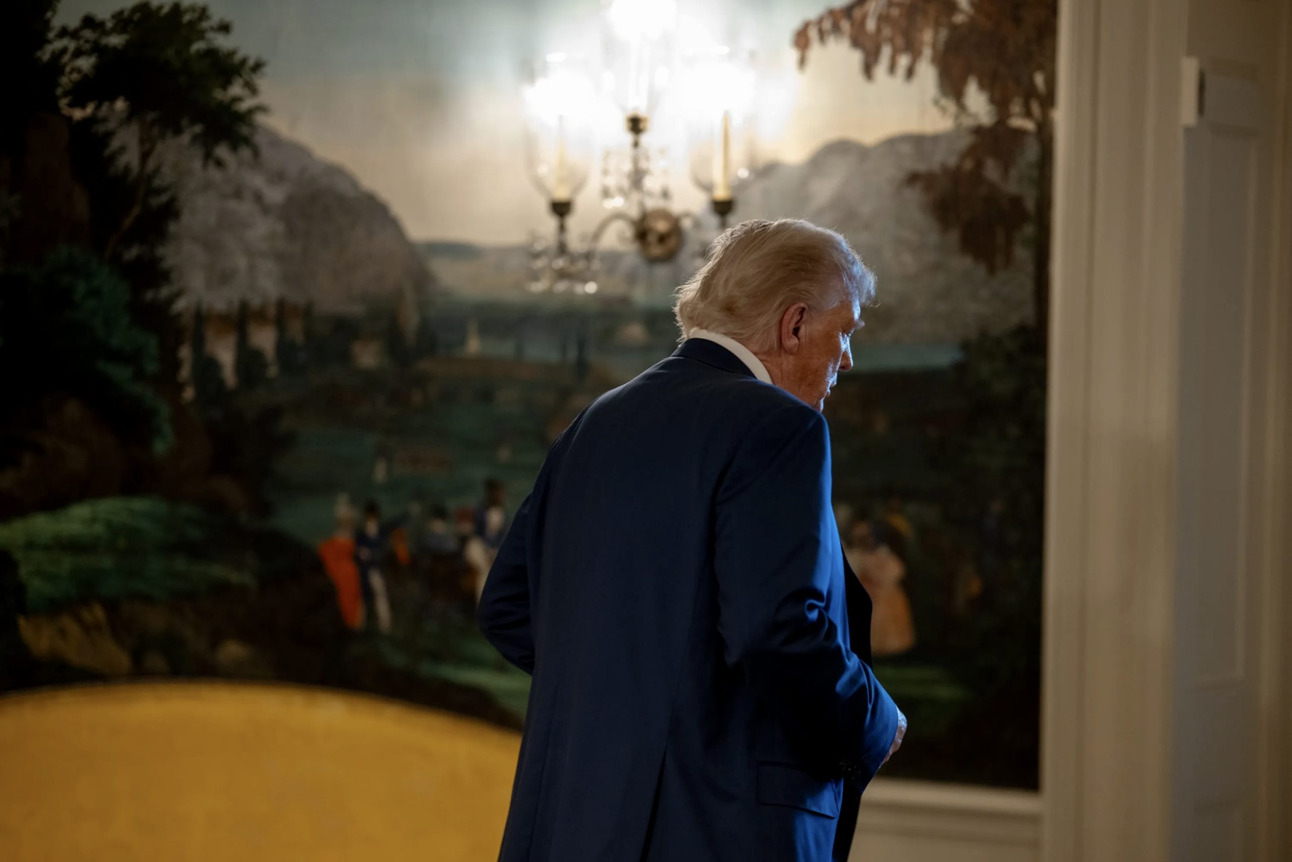 Трамп пригрозил сократить американский контингент в Европе на треть