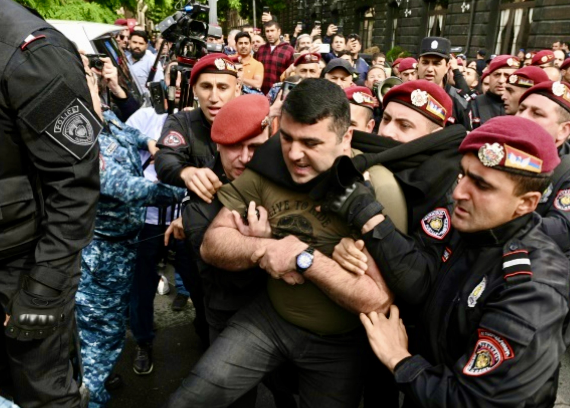 Армения после выборов: 250 политзаключённых, аресты архиепископов и уголовные дела