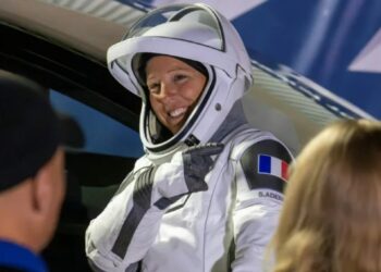 Французская астронавтка впервые вышла в открытый космос