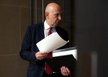 Дефицит бюджета Британии вырос на 68,7% 
