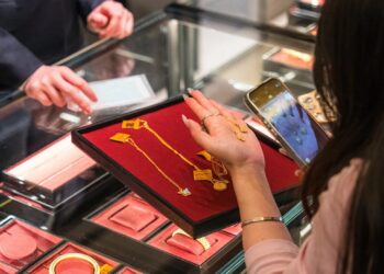 Скидки, новые коллекции и VIP-клиенты: как Laopu Gold пытается спасти свой бизнес
