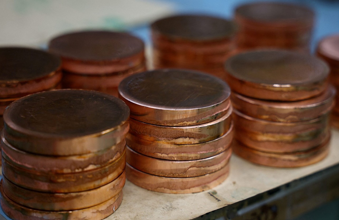 Медь держится выше $14 тысяч за тонну на фоне ослабления доллара