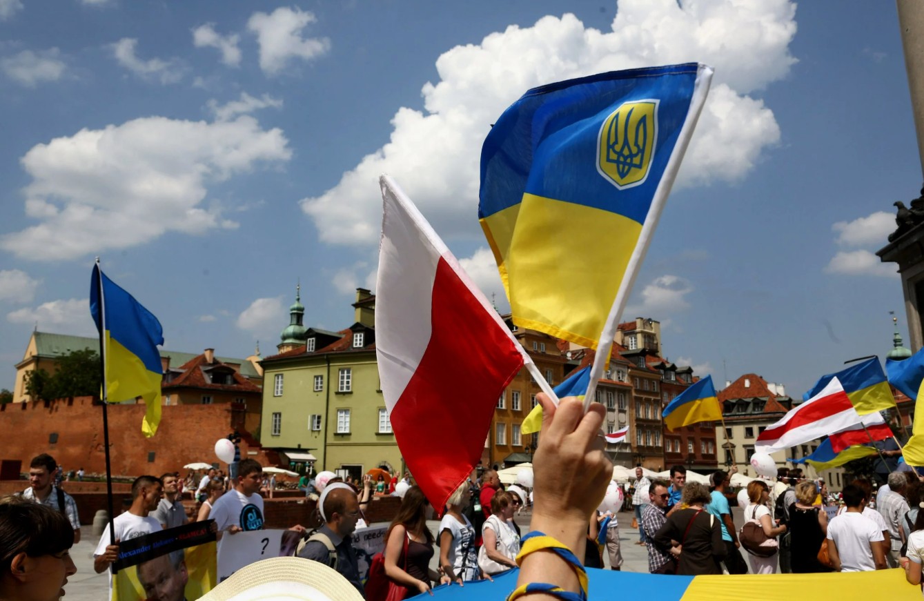 Рекордная интеграция украинцев в Польше и тревожные сигналы: депортационные настроения растут