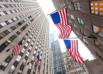 Розничные продажи в США упали на 0,6%, S&P 500 — на историческом максимуме