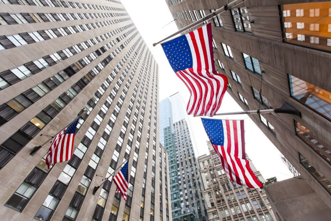 Розничные продажи в США упали на 0,6%, S&P 500 — на историческом максимуме