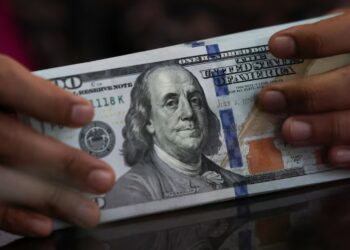 Двойной удар по мировой экономике: дорогая нефть и слабый доллар