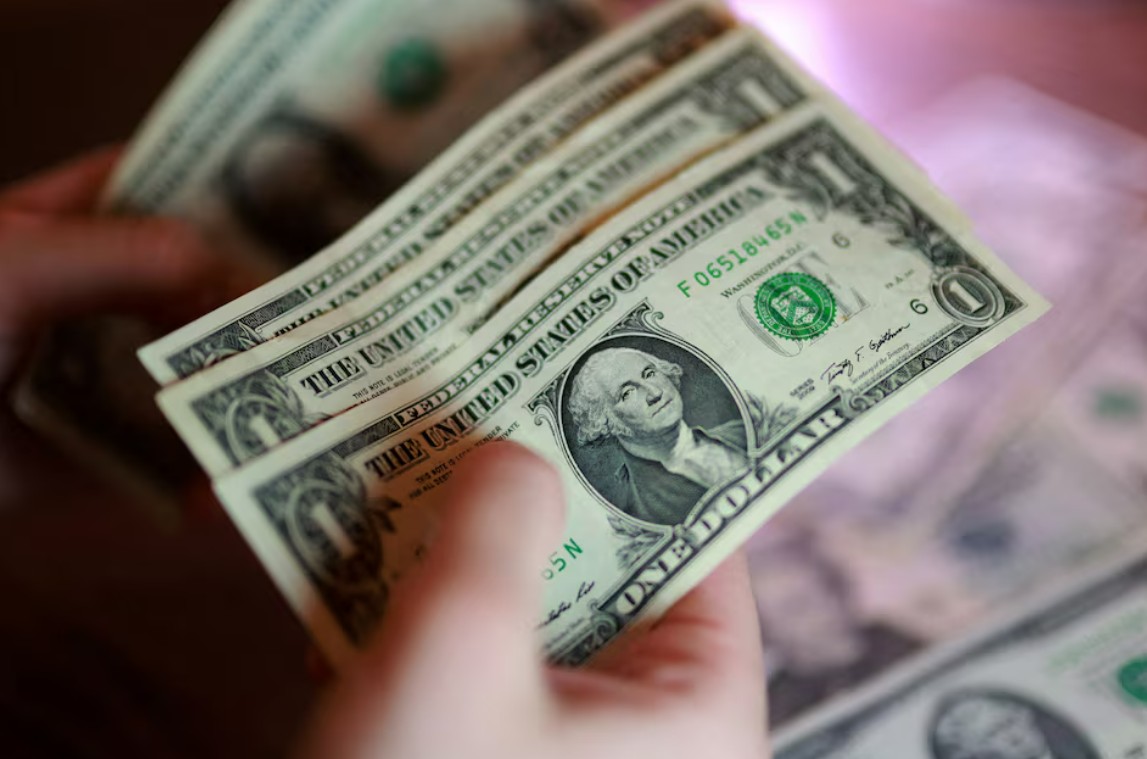 Доллар растёт на фоне нефти и доходности облигаций США