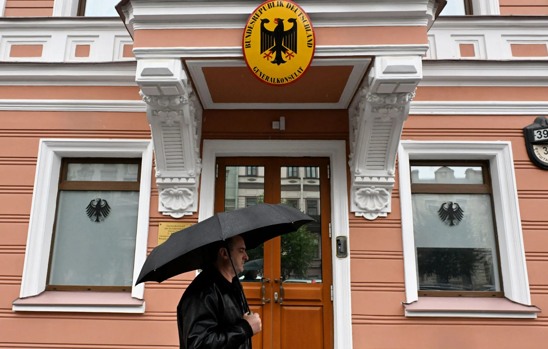 Россия закрывает консульство Германии и центры Гёте