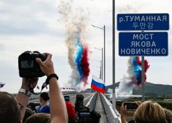 Россия и КНДР открыли первый автомобильный мост