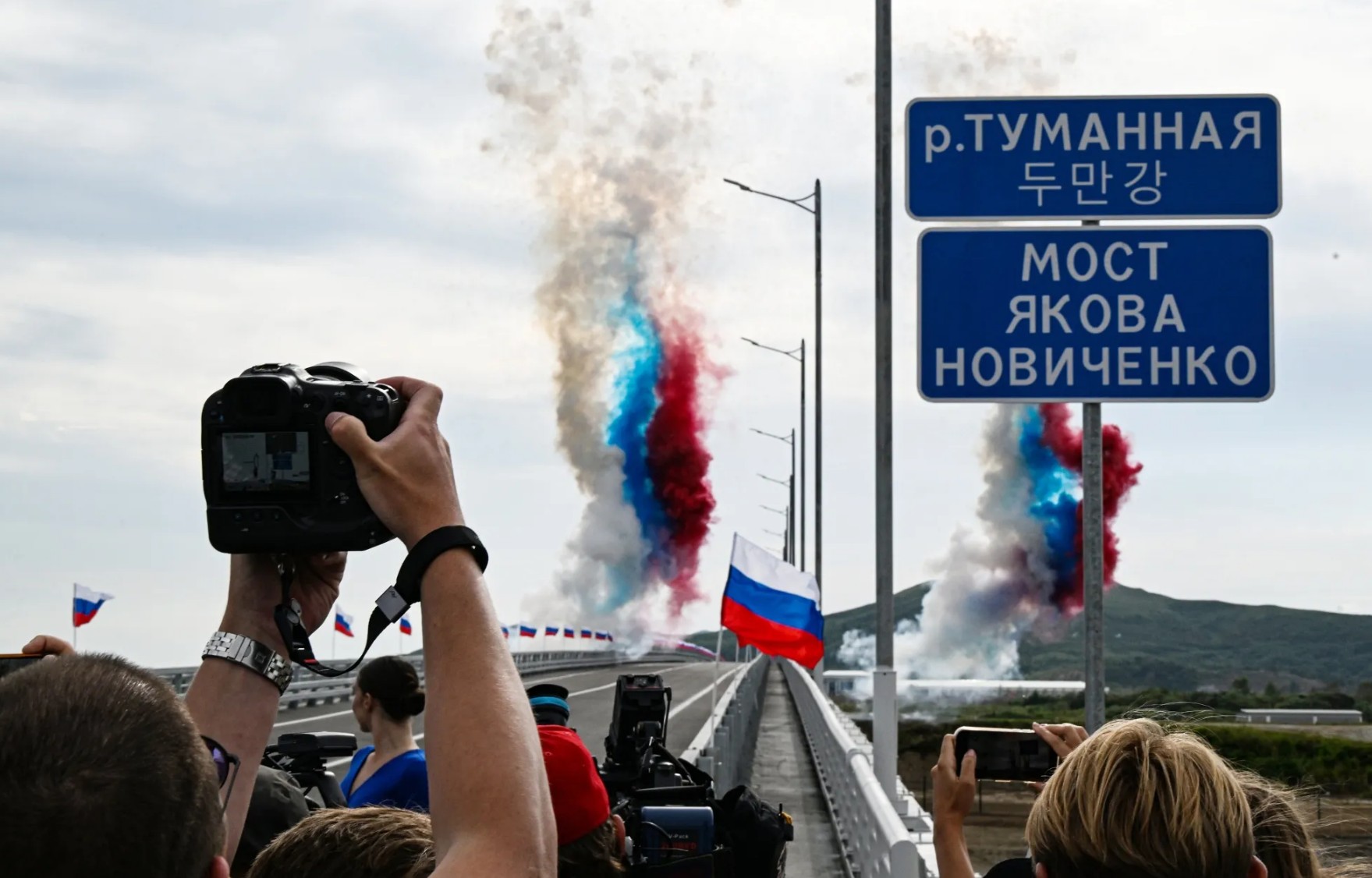 Россия и КНДР открыли первый автомобильный мост