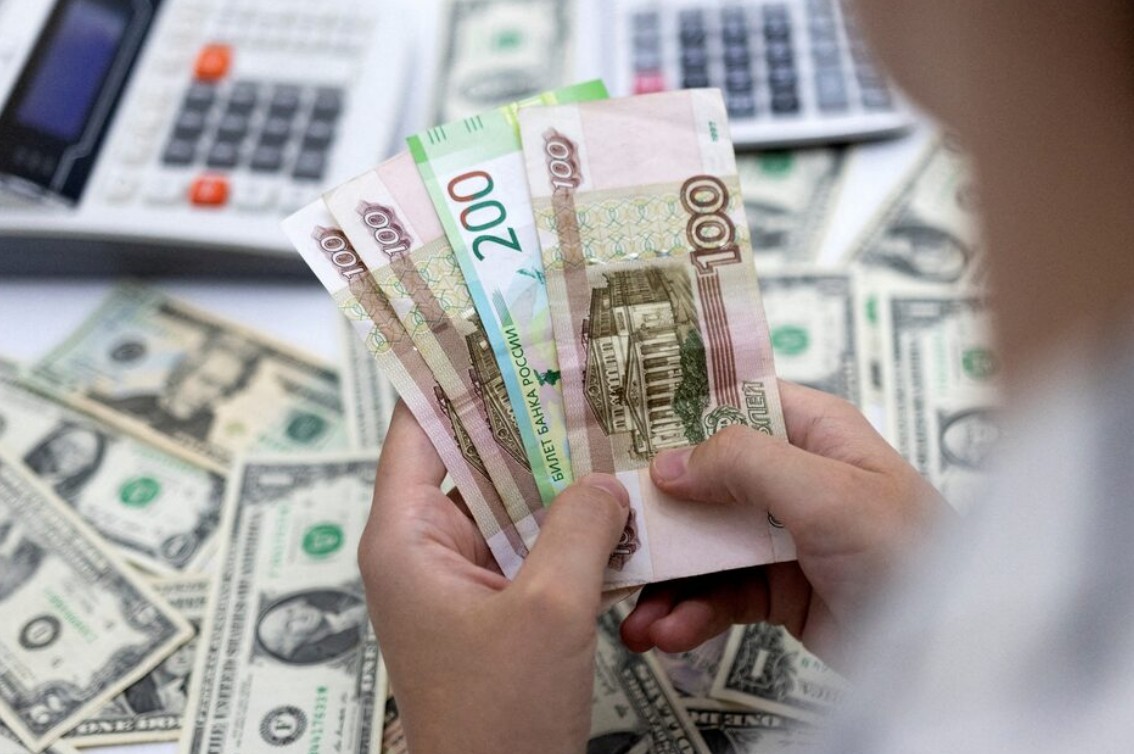 Рубль укрепляется: ЦБ снизил курсы доллара и евро