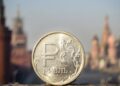 Рубль слабеет к юаню на «Мосбирже»