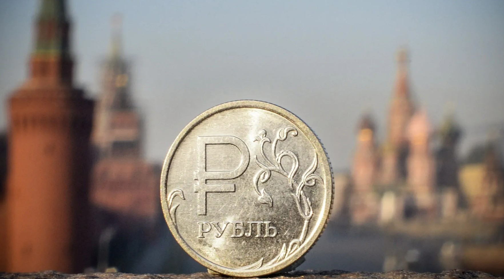 Рубль слабеет к юаню на «Мосбирже»
