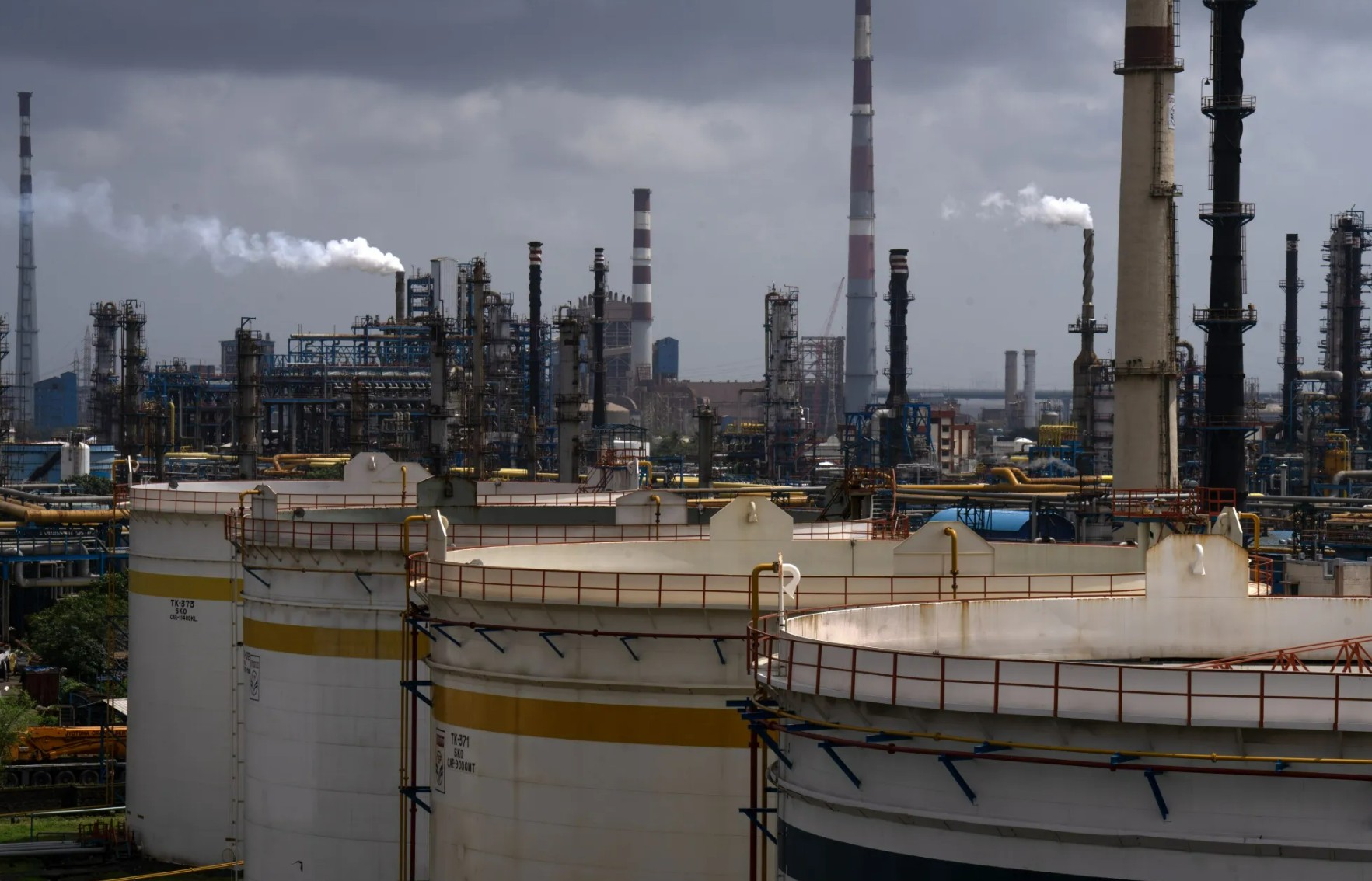 Поставки российской нефти в Индию снизились