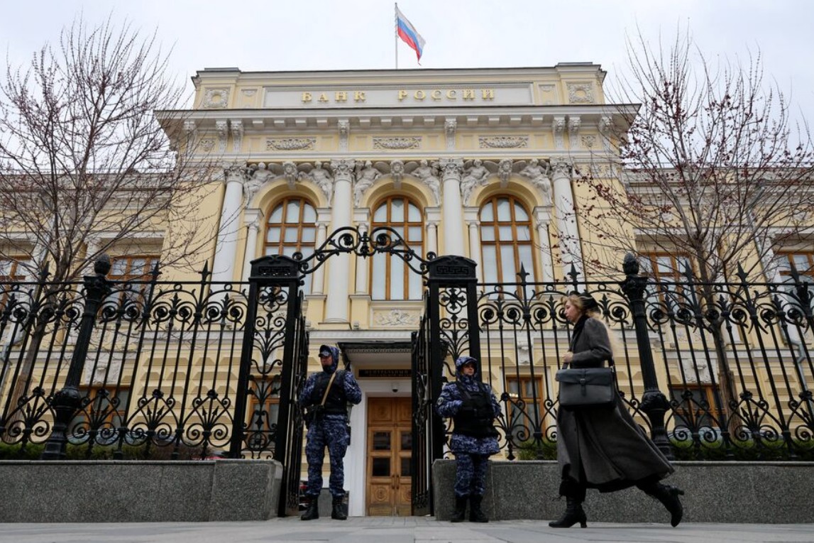 Рубль укрепился к доллару