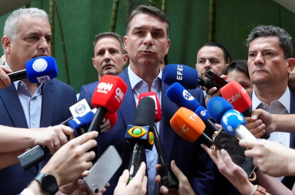 Болсонару возглавил оппозицию после запрета на выезд
