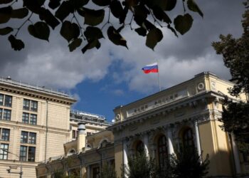 Банк России опустил официальный курс доллара