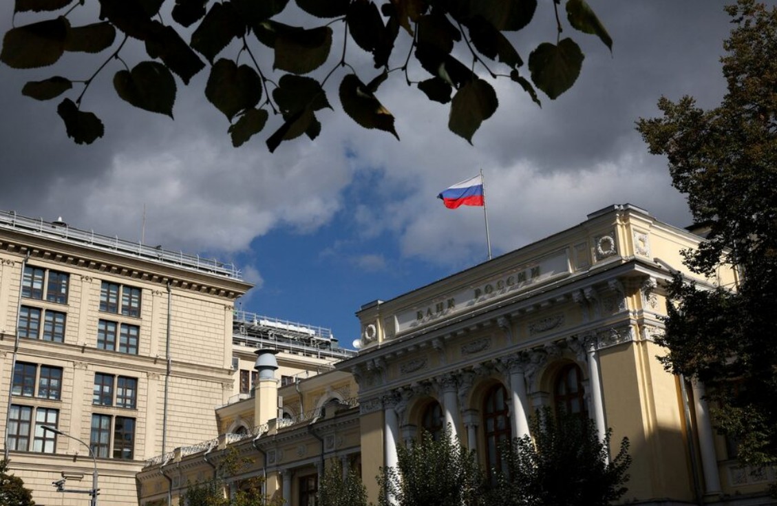 Банк России опустил официальный курс доллара