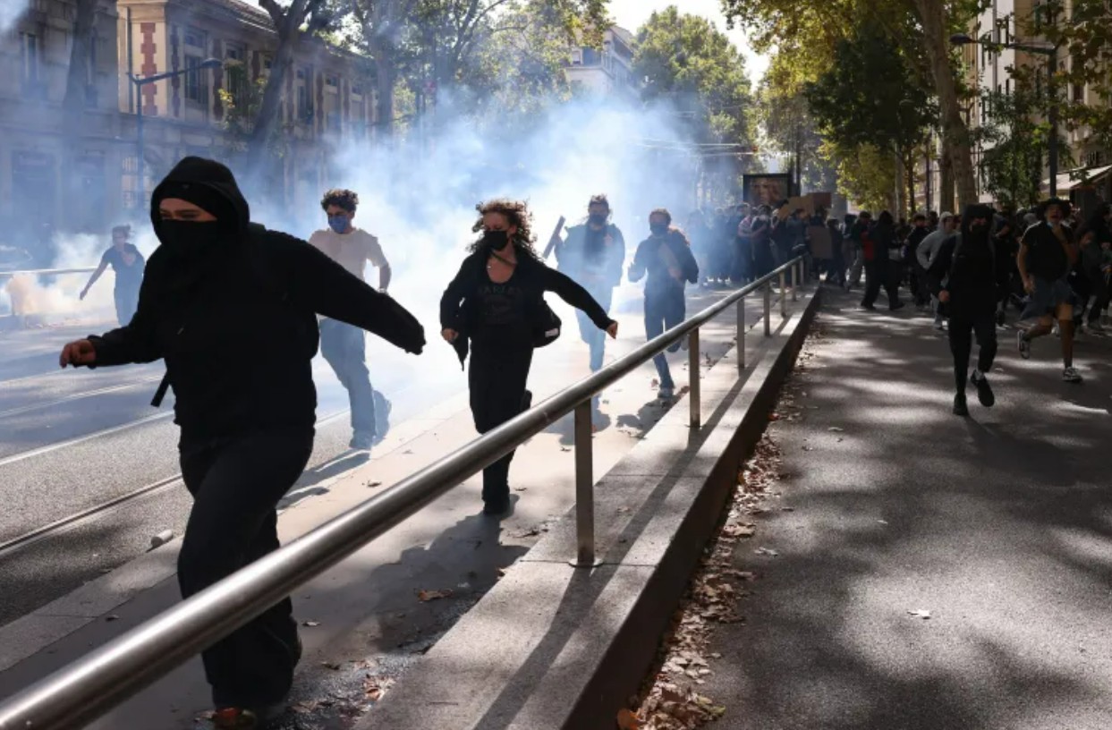 Во Франции закрыты сотни лицеев на фоне протестов