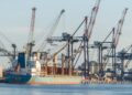 Докеры протестуют против оружейных грузов